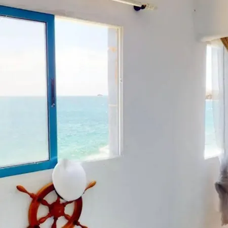 La Casa Con Terraza Privada Sobre El Mar